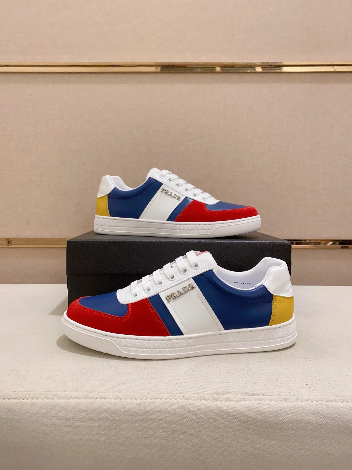 Men's shoes 💰: 440💰 [Prada～Prada] Trendy new models are on the market. Same style as the official website. Counter quality. Original matching. [Strong] [Strong] Selected first-layer cowhide fabric. Comfortable and breathable sheepskin lining, fine workmanship, upper layer made of 100% pure cowhide, original last shape, comfortable on the feet, shoe sizes 38 to 44